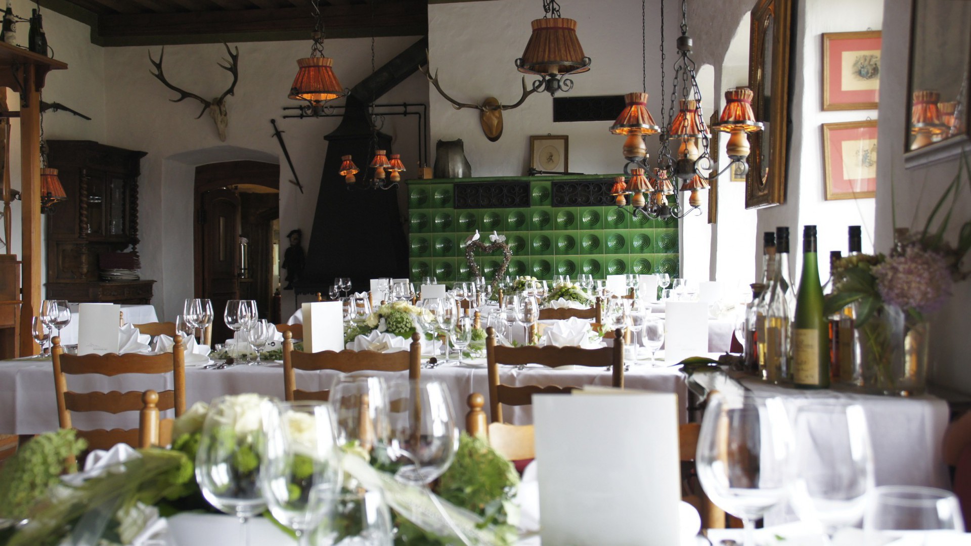 Eingedeckte Tische Burgrestaurant