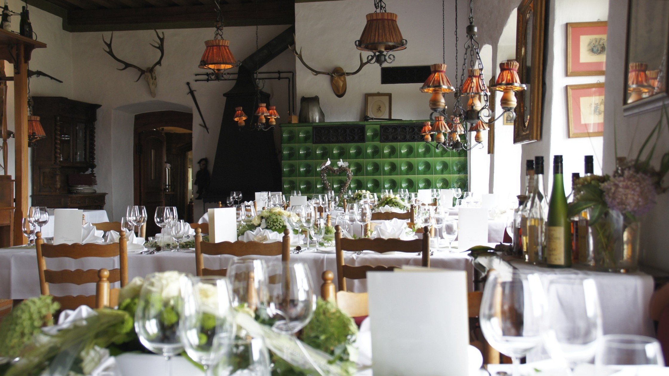 Eingedeckte Tische Burgrestaurant