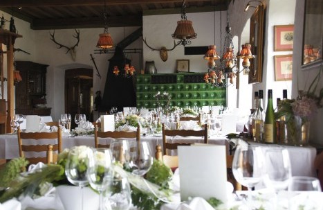 Eingedeckte Tische Burgrestaurant