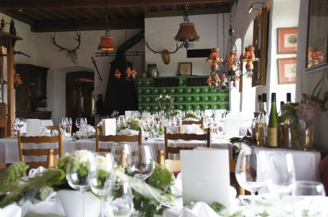 Eingedeckte Tische Burgrestaurant