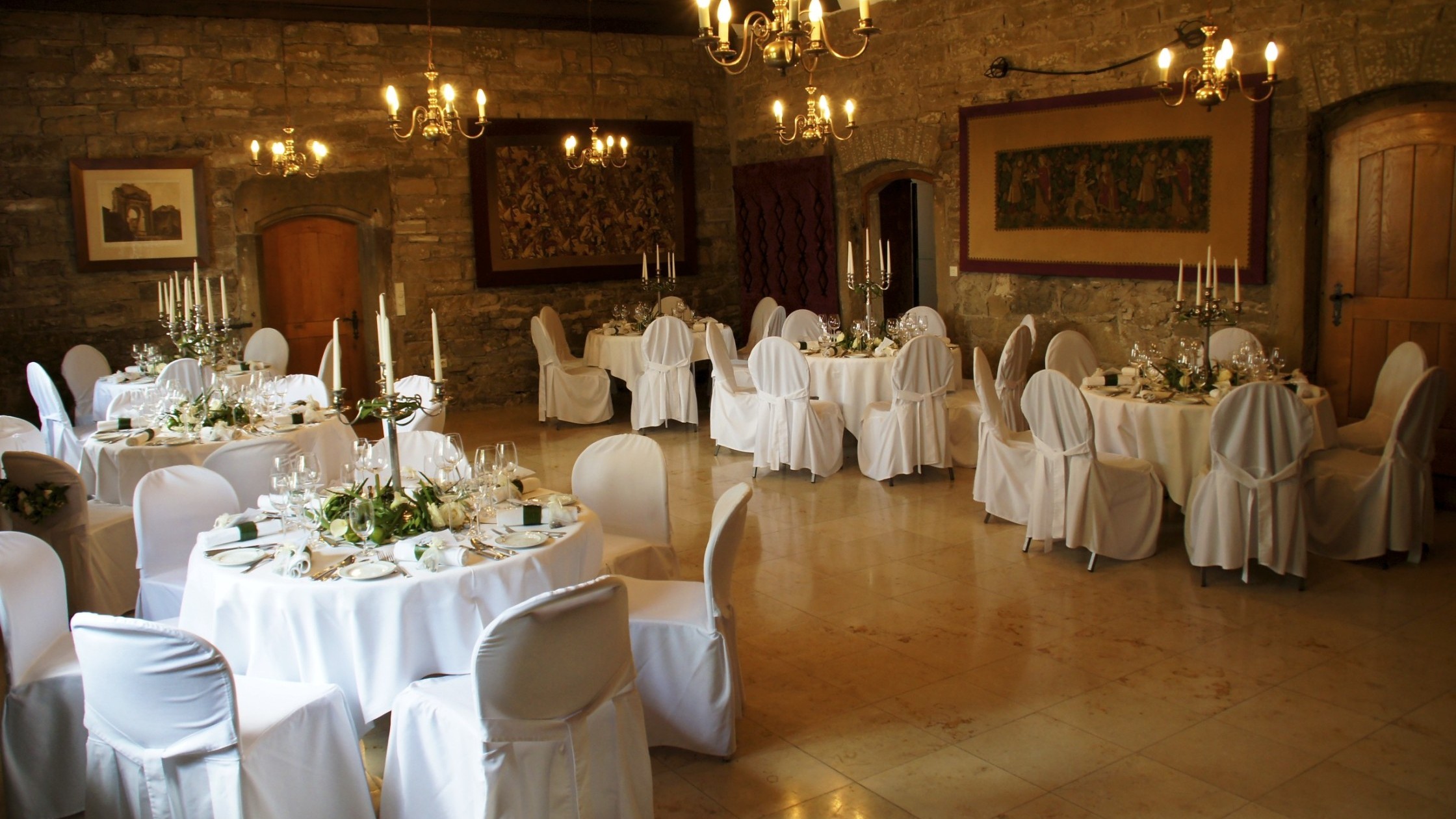 Rittersaal runde Tische